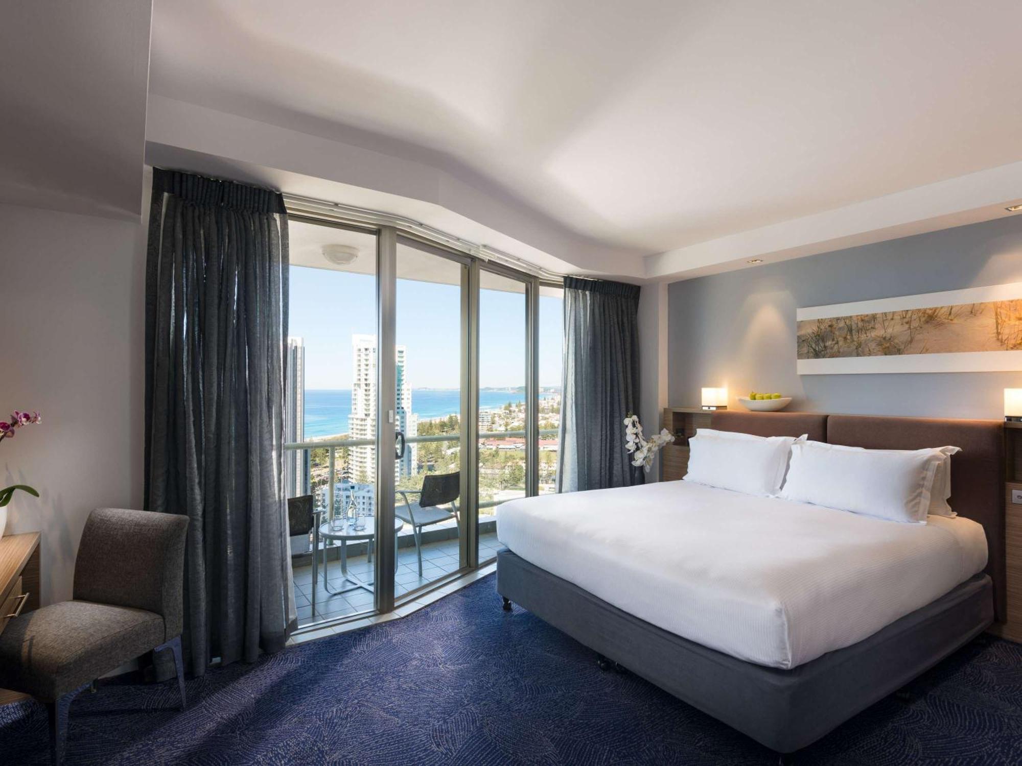 Sofitel Gold Coast Broadbeach Ngoại thất bức ảnh A room at the Crowne Plaza Hotel, Terrigal