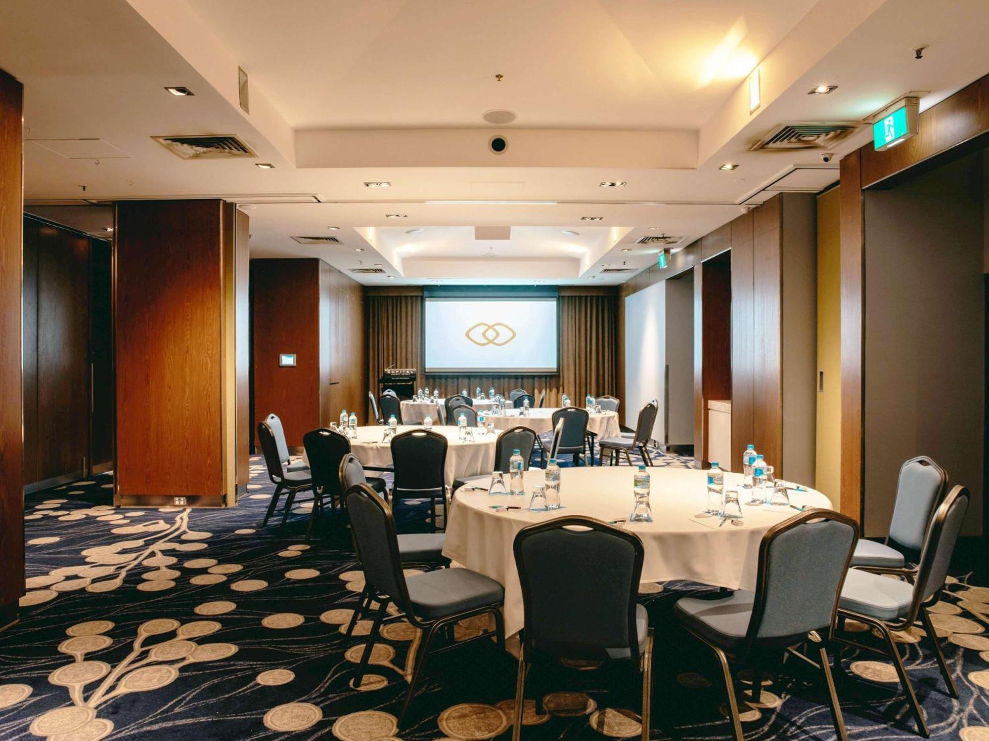 Sofitel Gold Coast Broadbeach Ngoại thất bức ảnh Meeting room at the hotel