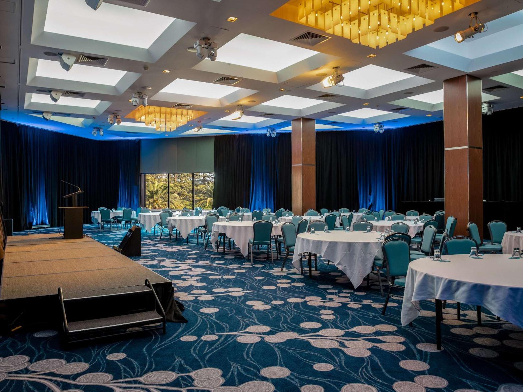 Sofitel Gold Coast Broadbeach Ngoại thất bức ảnh The ballroom at the Radisson Blu Hotel, Dublin Airport