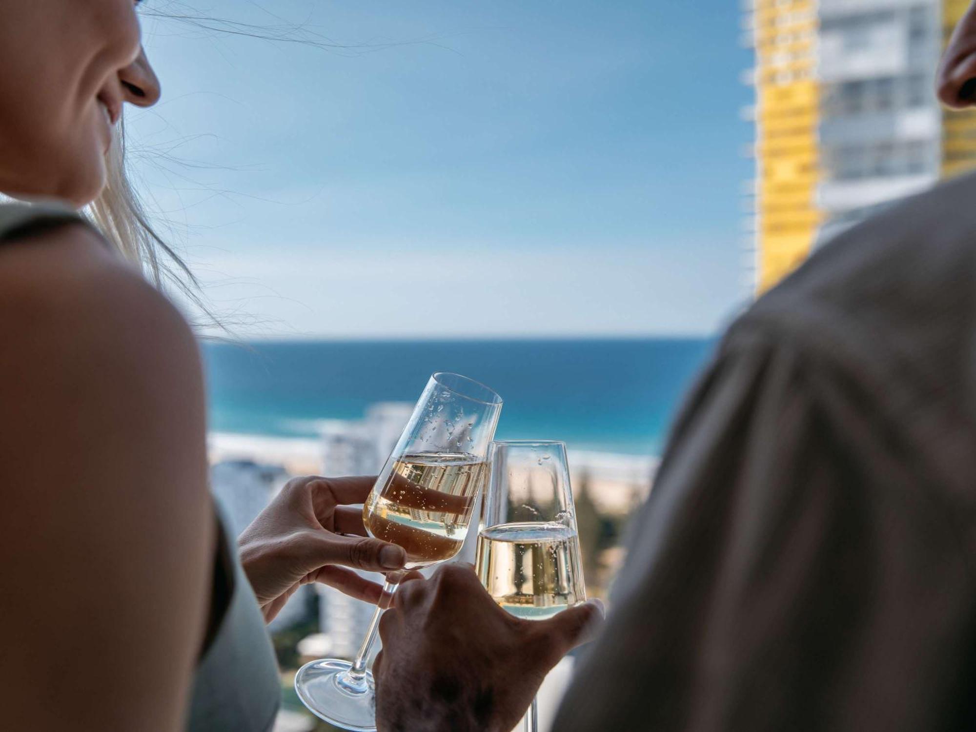 Sofitel Gold Coast Broadbeach Ngoại thất bức ảnh A couple drinking champagne