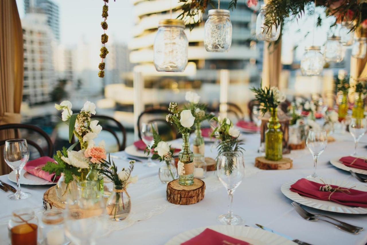 Sofitel Gold Coast Broadbeach Ngoại thất bức ảnh Wedding reception at the rooftop of the Hotel Indigo San Diego