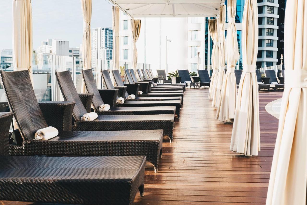 Sofitel Gold Coast Broadbeach Ngoại thất bức ảnh The pool deck at the 39th floor